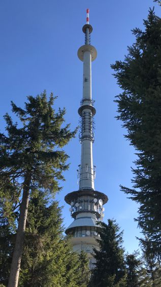 Der Fernsehturm am Ochsenkopf ist ca. 190 m hoch