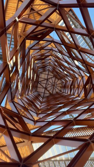 Der-Aussichtsturm von innen mit Blick nach oben