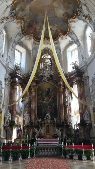 Das unendlich hoch erscheinende Gewölbe erstrahlt in reinem Weiß mit goldenen Elementen