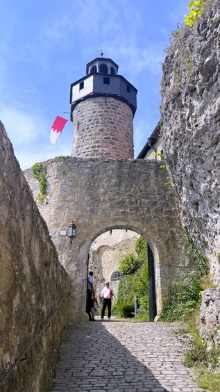 Der Bergfried im Innenhof der Burg Zwernitz