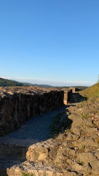 Die Mauerreste der Burgruine Waldeck