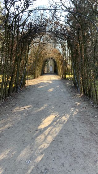Die eindrucksvolle Orangerie mit dem Sonnentempel