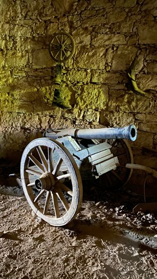Kanone im Inneren der Burg