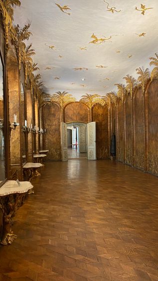 Holzpfad über durch dem Park