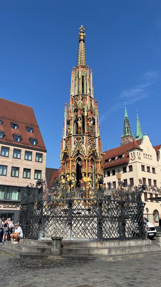 Der Schöne Brunnen gehört als eine der Sehenswürdigkeiten der Stadt Nürnberg