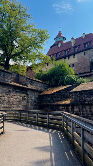 Das Vestnertor durch die Vestnertorbastei von der Vestnertorbrücke aus gesehen