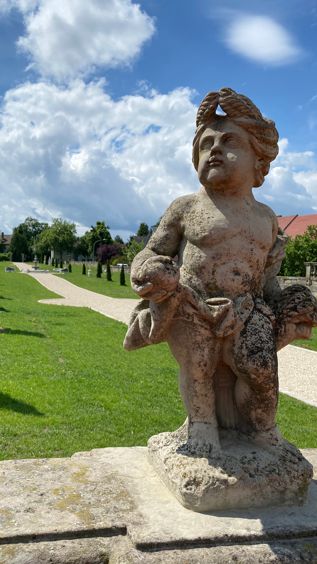 Mehrere Skulpturen beobachten das Geschehen im Hof des Schlosses