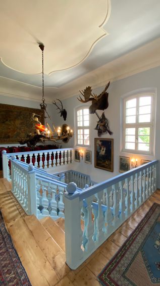 Das großzügig gestaltete Treppenhaus im Schloss Colmdorf