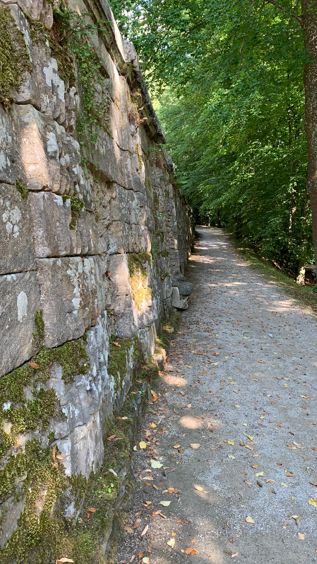 Viele Wasserspiele und kleine Ecken mit Gruften