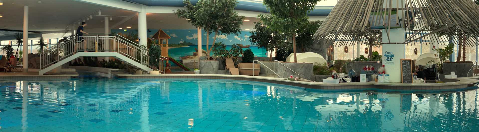 Blick auf das große becken in der Therme Siebenquell in Weissenstadt