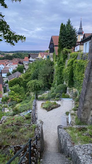 Aufgang zur Bergkirche St. Marien zu den 14 Nothelfern auf dem Basaltkegel Parkstein